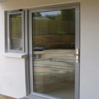 Aluminijasta enoprostorna vrata