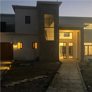 Črna aluminijasta vrata in okna